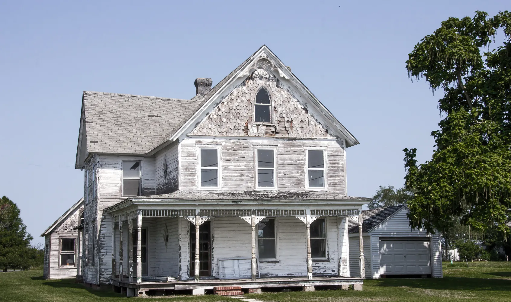 Outdated home exterior in Los Angeles before remodeling showing worn siding, aging structure, and poor curb appeal